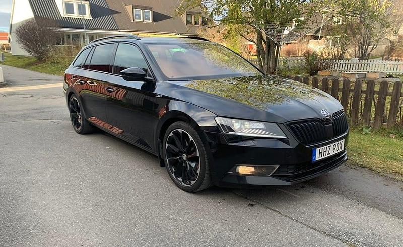 Metallic svart Begagnad 2019 Skoda Superb Kombi | 239 000 kr (Marknadspris) - Bild 1/3