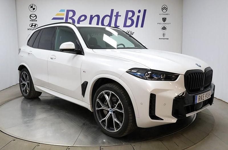 Mineralvit metallic Begagnad 2024 BMW X5 M Sport SUV | 949 500 kr (Bra pris) - Bild 1/3