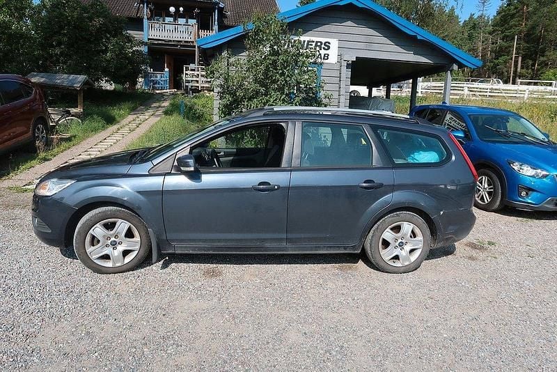 Grå Begagnad 2010 Ford Focus Platinum Kombi | 34 500 kr - Bild 1/4