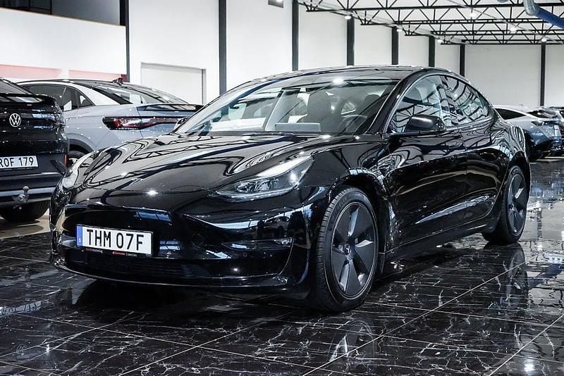 Svart Begagnad 2022 Tesla Model 3 Long Range AWD Sedan | 309 900 kr (Bra pris) - Bild 1/4