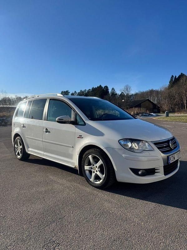 Begagnad VW Touran R-line Edition 170 HK (125 kW) 2010 Vit Minibuss