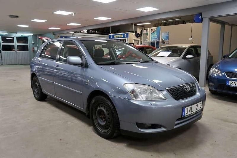 Blå Begagnad 2004 Toyota Corolla Halvkombi | 39 999 kr (Marknadspris) - Bild 1/4