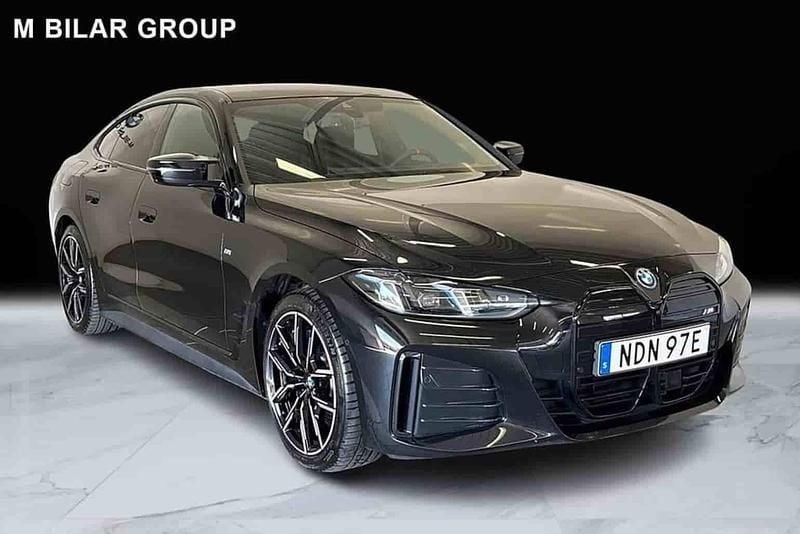 Svart Begagnad 2025 BMW i4 Sedan | 624 000 kr (Lite dyr) - Bild 1/1