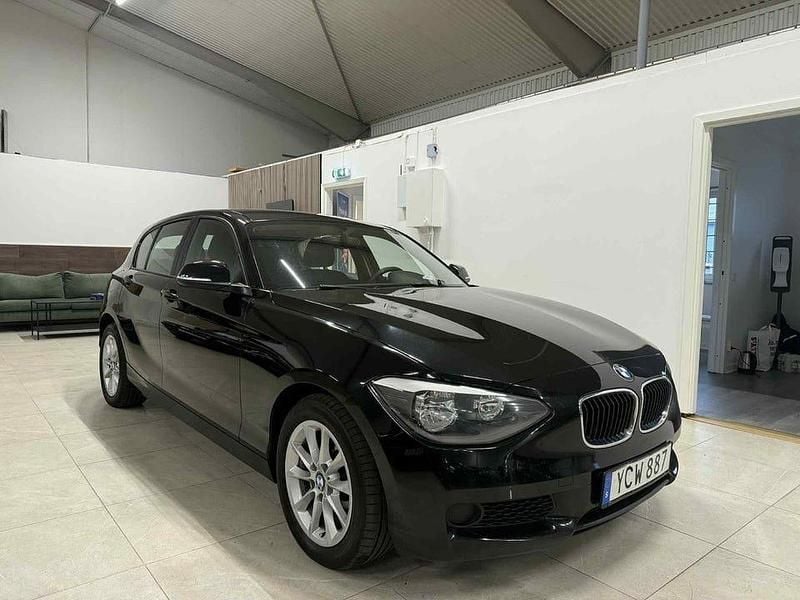 Svart Begagnad 2012 BMW 116 Halvkombi | 62 900 kr (Marknadspris) - Bild 1/4