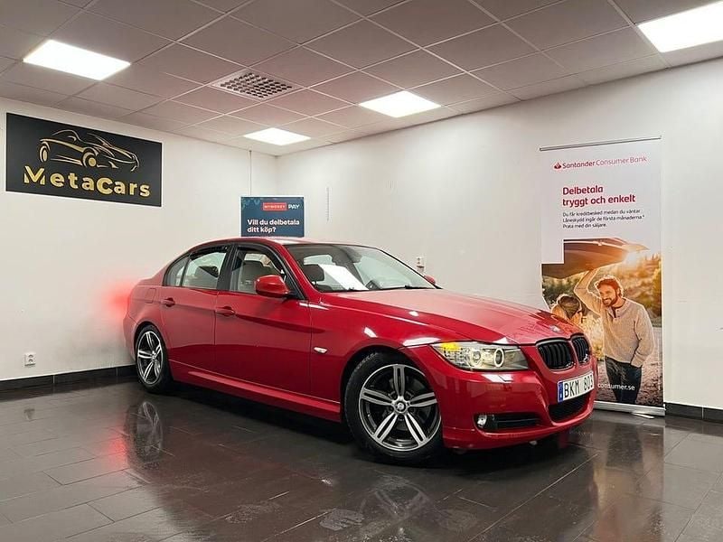 Röd Begagnad 2009 BMW 320 Comfort Edition Sedan | 64 900 kr (Marknadspris) - Bild 1/4