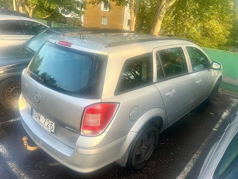 Begagnad Opel Astra 110 HK (80 kW) 2010 Grå metallisk