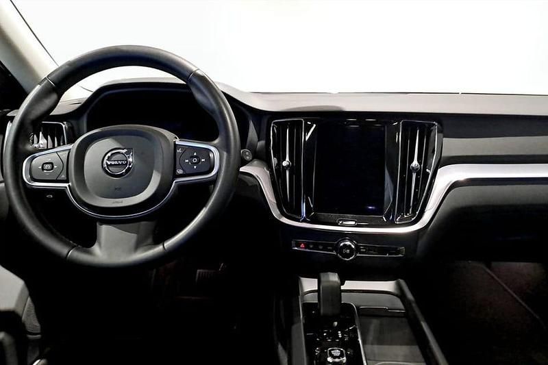 Begagnad Volvo V60 Core 200 HK (147 kW) 2023 Grå Kombi