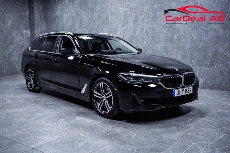Svart Begagnad 2021 BMW 520 Kombi | 279 800 kr (Marknadspris) - Bild 1/4