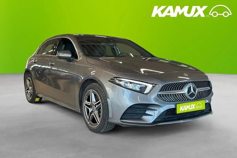 Silver/grå Begagnad 2023 Mercedes A250 AMG Halvkombi | 324 700 kr (Marknadspris) - Bild 1/4