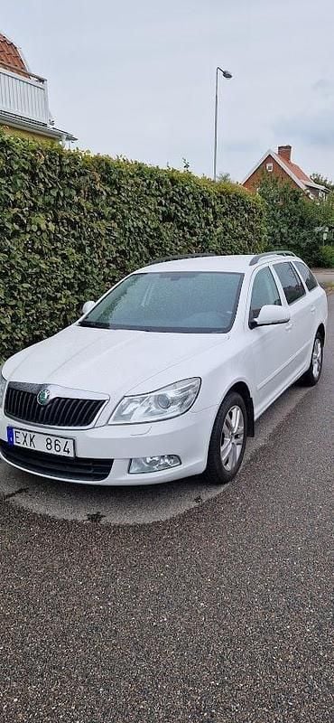 Vit Begagnad 2013 Skoda Octavia Elegance Kombi | 55 000 kr (Superpris) - Bild 1/4