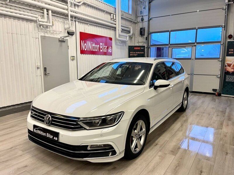 Vit Begagnad 2016 VW Passat R-line Kombi | 149 900 kr (Marknadspris) - Bild 1/4