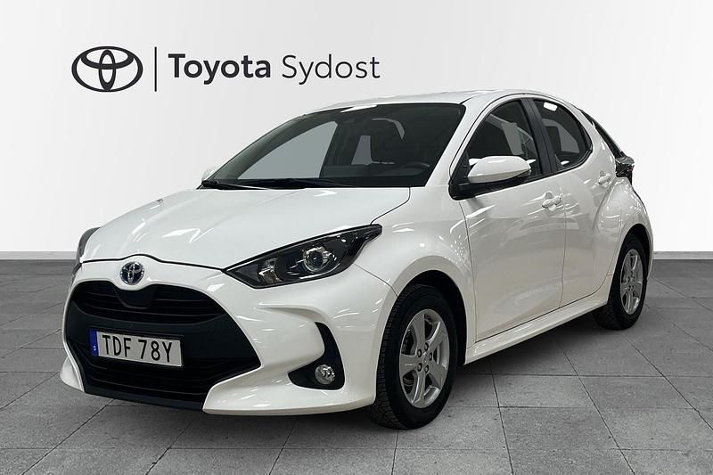 Vit Begagnad 2023 Toyota Yaris Hybrid Active | 224 000 kr (Superpris) - Bild 1/3