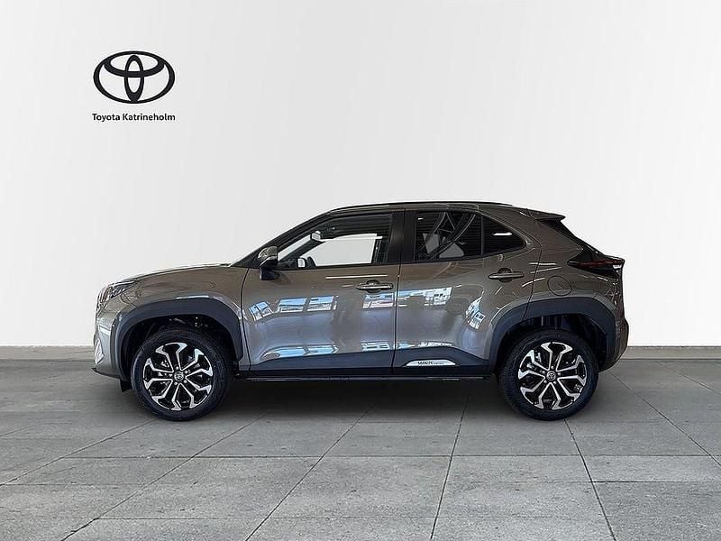 Grön Ny 2025 Toyota Yaris Cross Plus SUV | 334 900 kr (Marknadspris) - Bild 1/4