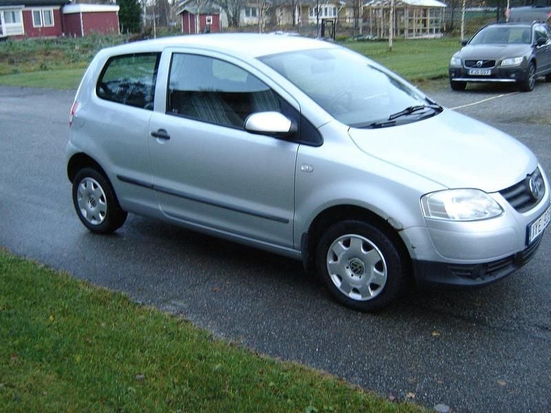 Silver Begagnad 2006 VW Fox Halvkombi | 15 000 kr - Bild 1/4