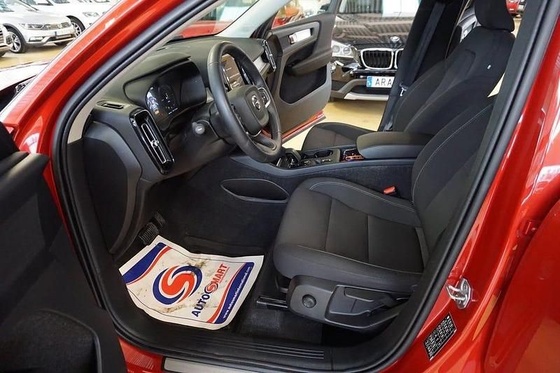 Begagnad Volvo XC40 Momentum 211 HK (155 kW) 2022 Röd SUV