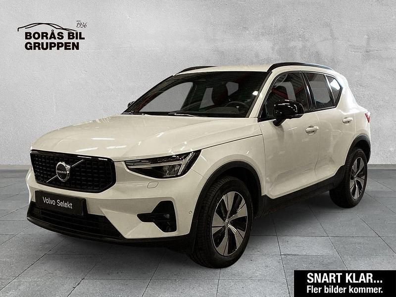Vit Begagnad 2025 Volvo XC40 Plus SUV | 399 000 kr (Marknadspris) - Bild 1/2