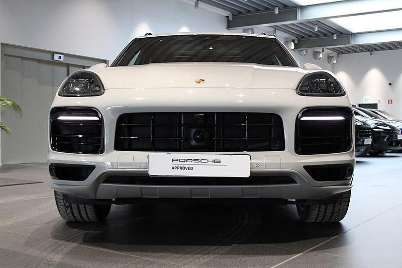 Begagnad Porsche Cayenne Platinum Edition 340 HK (250 kW) 2023 Ljusgrå SUV