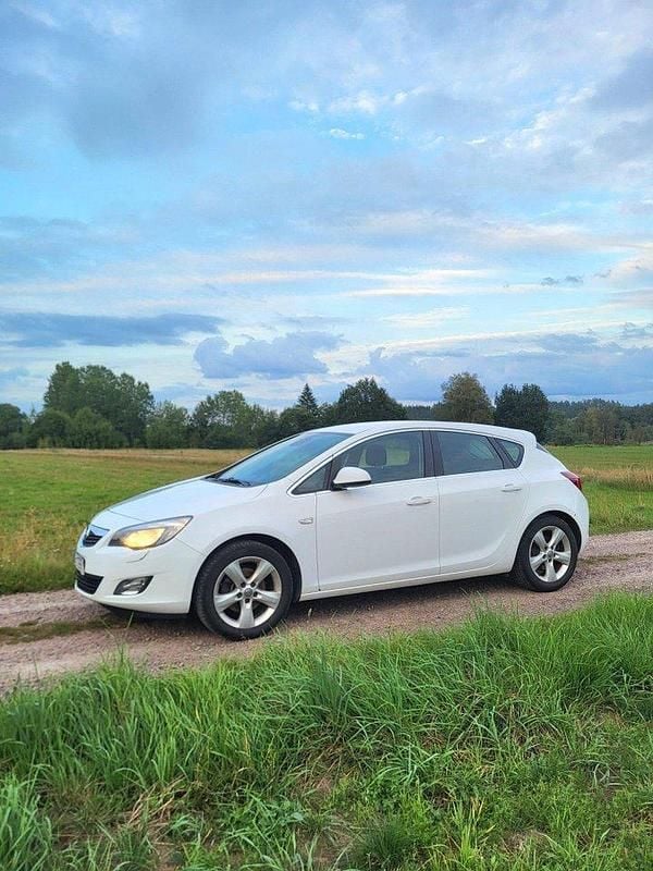 Vit Begagnad 2011 Opel Astra Halvkombi | 35 000 kr (Marknadspris) - Bild 1/4