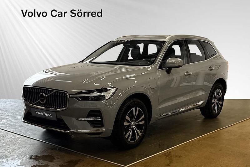 Grå Begagnad 2024 Volvo XC60 Core SUV | 509 900 kr (Marknadspris) - Bild 1/3