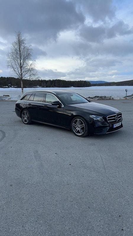 Svart Begagnad 2019 Mercedes E220 Kombi | 299 000 kr (Marknadspris) - Bild 1/4