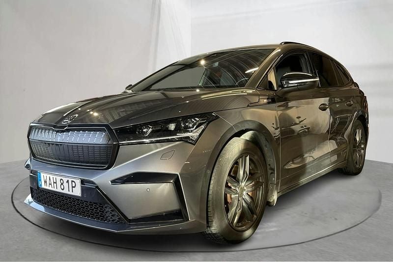 Grå Begagnad 2022 Skoda Enyaq iV SportLine SUV | 349 000 kr (Marknadspris) - Bild 1/4