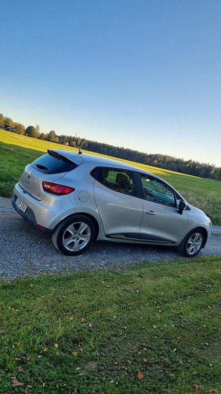 Silver Begagnad 2016 Renault Clio IV Halvkombi | 89 000 kr (Marknadspris) - Bild 1/4