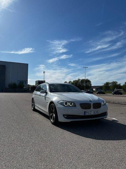 Vit Begagnad 2013 BMW 520 Kombi | 100 000 kr (Bra pris) - Bild 1/4