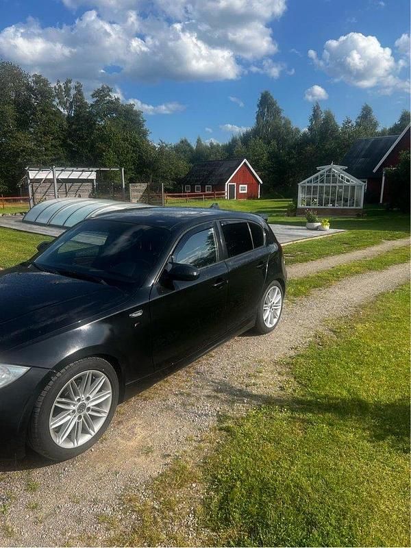 Svart Begagnad 2008 BMW 120 Advantage Halvkombi | 70 000 kr (Marknadspris) - Bild 1/4