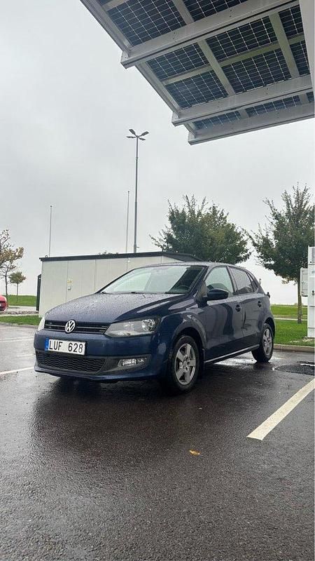 Blå Begagnad 2012 VW Polo Halvkombi | 45 000 kr (Marknadspris) - Bild 1/4