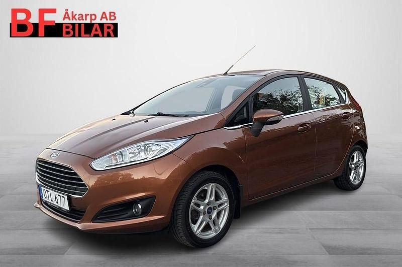 Brun Begagnad 2015 Ford Fiesta Titanium Halvkombi | 69 500 kr (Marknadspris) - Bild 1/4