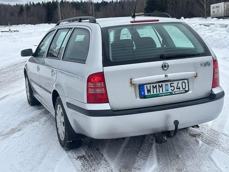 Begagnad Skoda Octavia Tour 102 HK (75 kW) 2005 Kombi