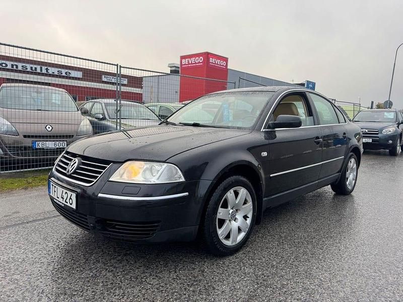 Svart (svart metallic) Begagnad 2002 VW Passat Highline Sedan | 29 900 kr (Marknadspris) - Bild 1/4