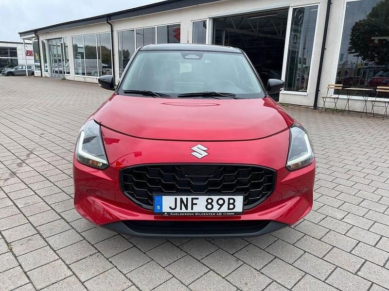 Ny Suzuki Swift 82 HK (60 kW) 2025 Röd metallic med svart tak Halvkombi