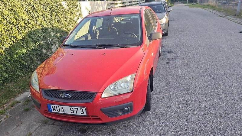 Röd Begagnad 2005 Ford Focus Halvkombi | 16 900 kr (Marknadspris) - Bild 1/4