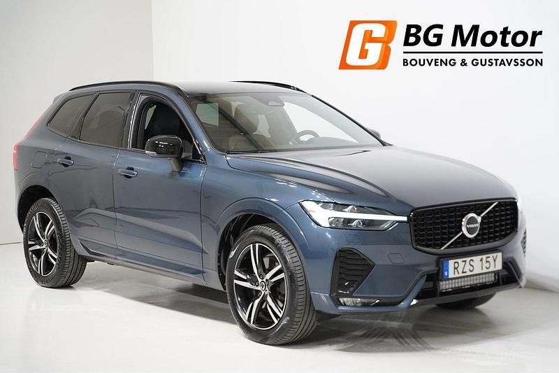 Mörkblå Begagnad 2022 Volvo XC60 R-Design SUV | 419 900 kr (Marknadspris) - Bild 1/4