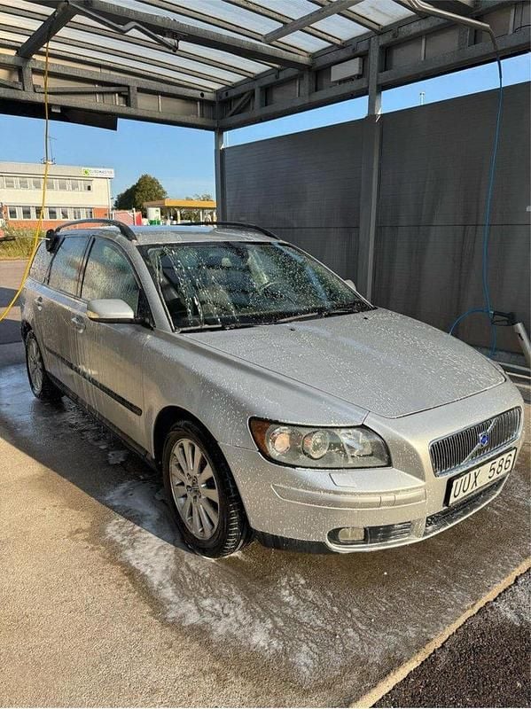 Grå Begagnad 2004 Volvo V50 Kombi | 38 000 kr (Marknadspris) - Bild 1/4