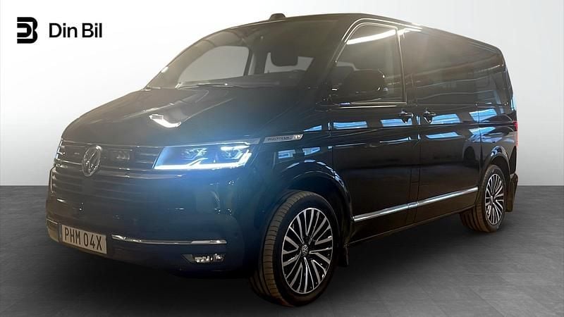 Deep black perleffekt Begagnad 2021 VW Multivan Highline Van | 639 900 kr (Marknadspris) - Bild 1/4