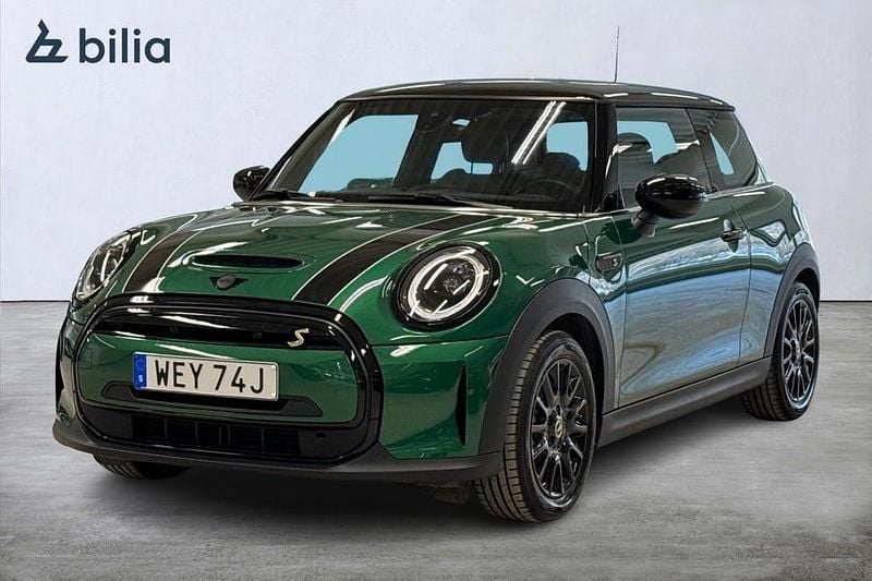 British racing green metallic Begagnad 2023 Mini Cooper Essential Halvkombi | 194 900 kr (Bra pris) - Bild 1/4