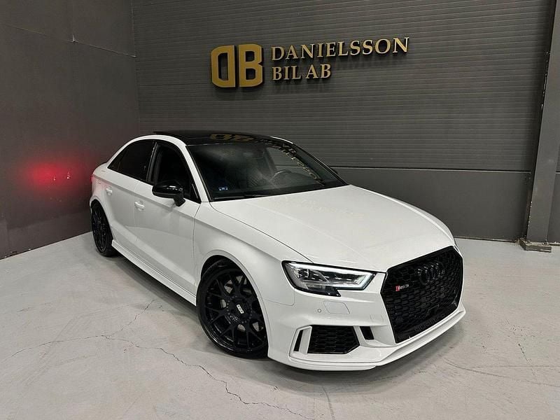 Vit Begagnad 2018 Audi RS3 Halvkombi | 429 800 kr (Lite dyr) - Bild 1/4