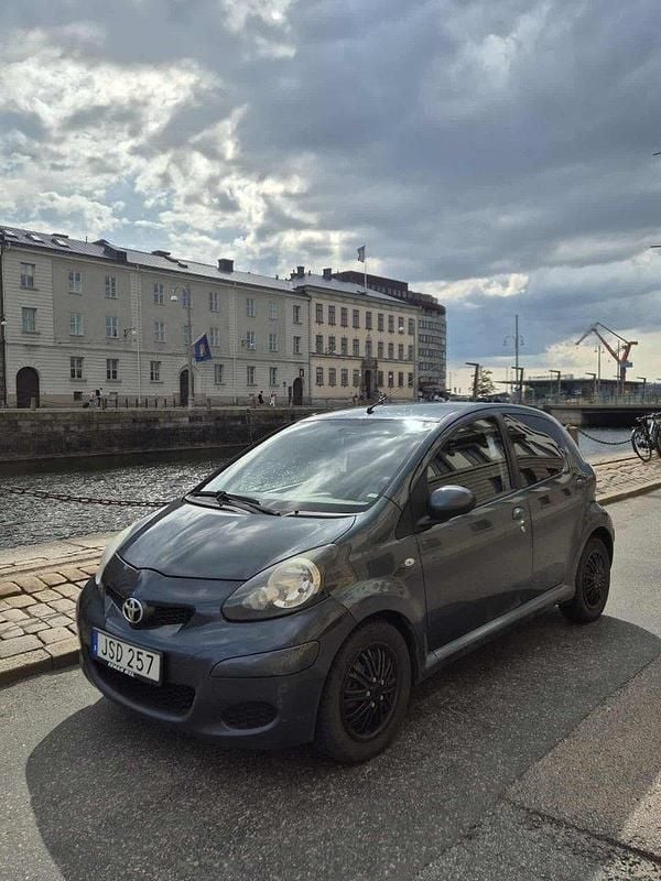 Grå Begagnad 2009 Toyota Aygo Halvkombi | 25 000 kr (Marknadspris) - Bild 1/4