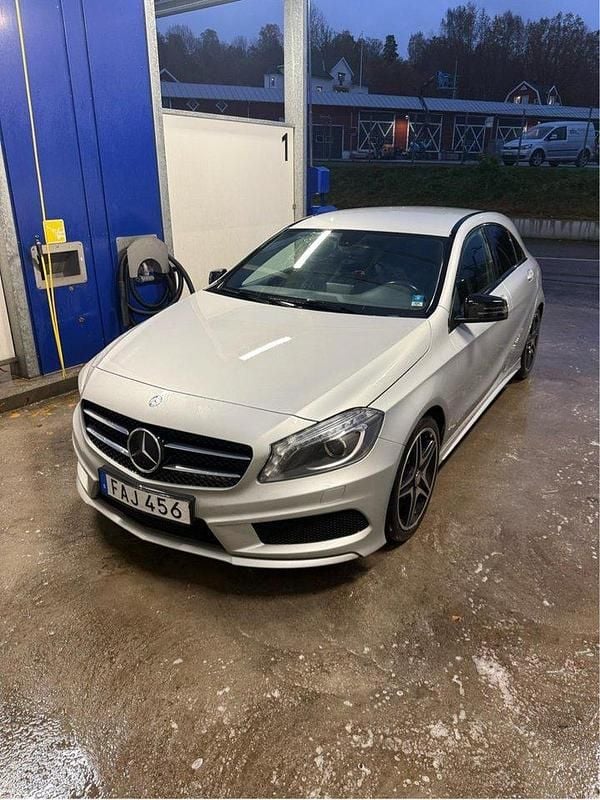 Silver Begagnad 2015 Mercedes A180 AMG line Halvkombi | 105 000 kr (Marknadspris) - Bild 1/4