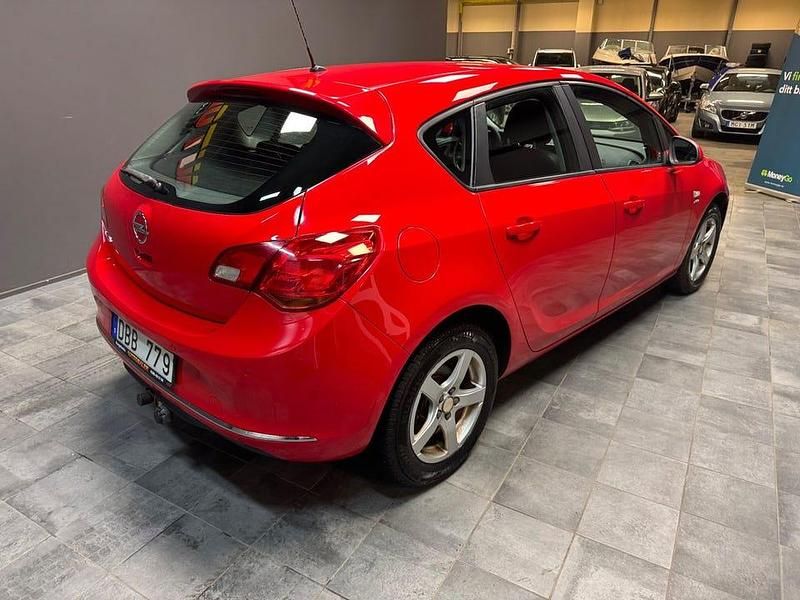 Begagnad Opel Astra Enjoy 116 HK (85 kW) 2013 Röd Halvkombi