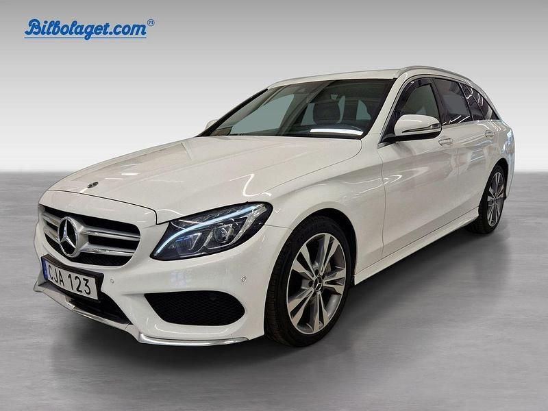 Vit Begagnad 2017 Mercedes C220 AMG Kombi | 239 500 kr (Dyr) - Bild 1/4