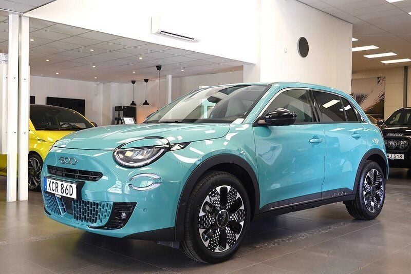Blå Begagnad 2023 Fiat 600E La Prima SUV | 389 900 kr - Bild 1/4