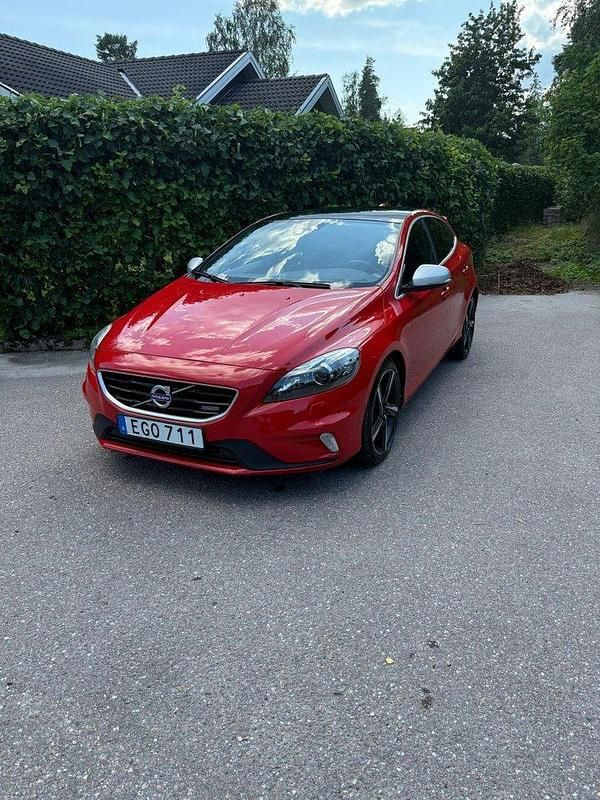 Röd Begagnad 2014 Volvo V40 R-Design Kombi | 164 000 kr (Bra pris) - Bild 1/4
