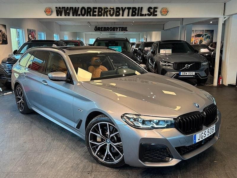 Grå Begagnad 2022 BMW 530e M Sport Kombi | 459 900 kr (Lite dyr) - Bild 1/4
