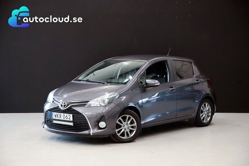 Mörkgrå Begagnad 2015 Toyota Yaris Active Halvkombi | 99 800 kr (Marknadspris) - Bild 1/4