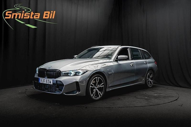 Grå Begagnad 2022 BMW 330e M Sport Kombi | 414 600 kr (Dyr) - Bild 1/3