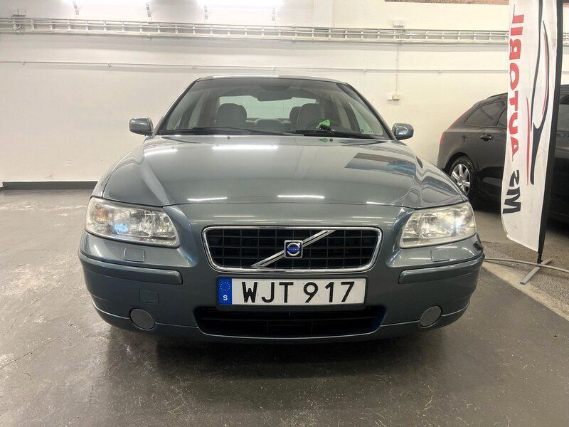 Grön Begagnad 2004 Volvo S60 Momentum Sedan | 44 900 kr (Marknadspris) - Bild 1/4