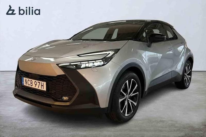 Silver Begagnad 2025 Toyota C-HR SUV | 419 900 kr - Bild 1/1